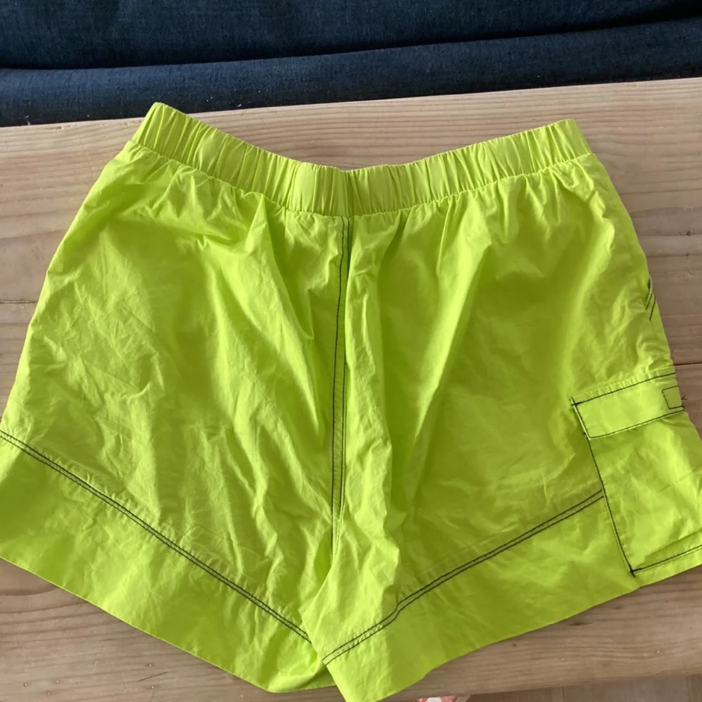 Women’s Bright Green Urban Outfitters Utility Shorts size M - Picture 3 of 4